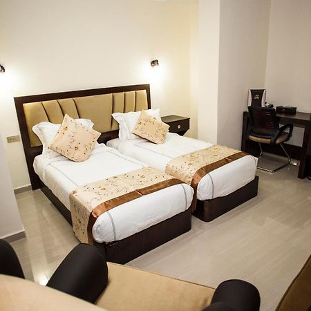 Queen Plaza Hotel Хеврон Номер фото
